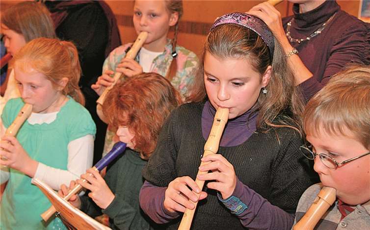 Die Blockflötengruppe spielt zum Festakt auf. KMS