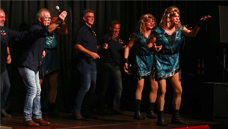 Die Blue Lagunas hatten in der Halle129 ein echtes Heimspiel und sorgten für einige Mitmach-Tänze im Saal.