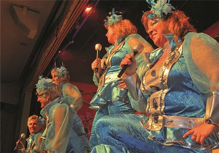 Die „Blue Luders“ eroberten als „Dancing Queens“ die Bühne.