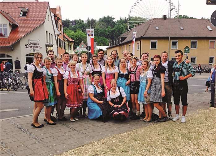 Die Blue Magics in bayerischer Tracht auf dem Bergkirchweihfest in Erlangen.privat