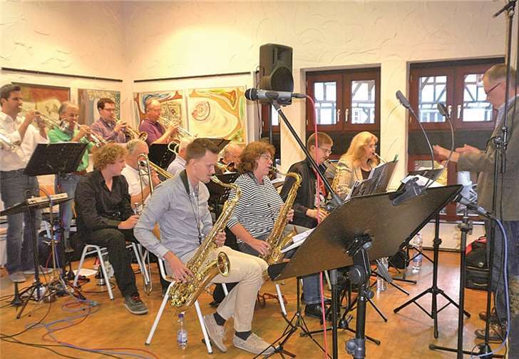 Die Blue Moods Big Band hatte zur Offenen Probe eingeladen und übte … fürs Weihnachtskonzert. Gemeinde Wachtberg/ms