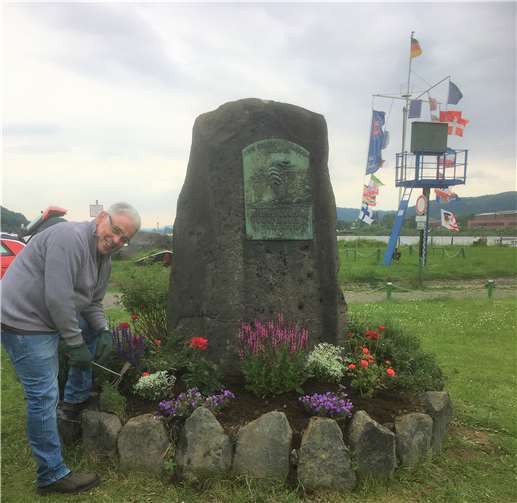 Die Blühfläche am Ehrenmal wurde aufgefrischt.Foto: privat