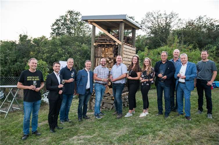 Die Blüten- und Weinkönigin Antonia und ihre Weinprinzessin Jasmin begrüßten die Gäste zur Jubiläumsfeier des 100. Lebensturms. Foto: Chris Marmann