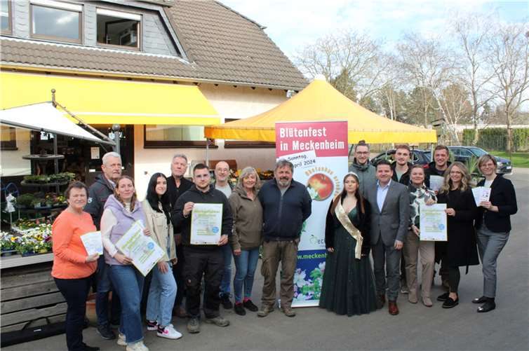 Die Blütenfest-Protagonisten samt Bürgermeister Holger Jung und Blütenkönigin Antonia Augenstein freuen sich schon auf das 14. Meckenheimer Blütenfest am 21. April. Fotos: DU