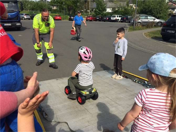 Die Bobbycars wurden sofort ausgiebig ausprobiert.