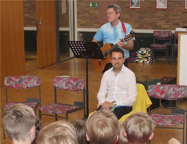 Die „Bodelschwingher Puppenspieler“ hatten einen Tanz mit Diakon Martin Grasteit (mit Gitarre) von der Ev. Kirchengemeinde Lützel einstudiert, mit dem sie OB David Langner willkommen hießen.privat