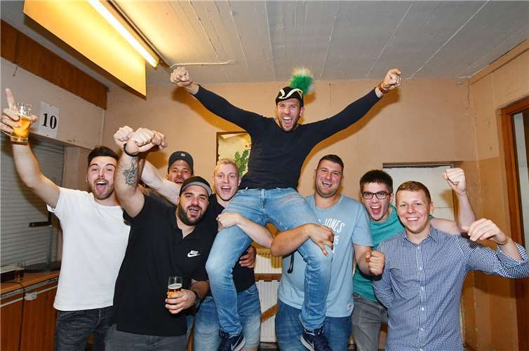 Die Bodendorfer Junggesellen lassen König Christian Felber hochleben.Fotos: -RASCH-