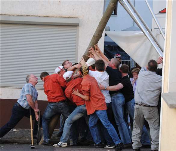 Die Bodenhülsen, für die Verankerung der Pfingstbäume, werden nach Abschluss der Baumaßnahmen wieder an der "alten" Stelle eingebracht. Foto: privat