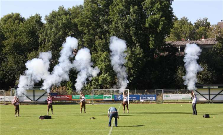 Die Böllerfreunde Brohltal gaben mit ihren „Böllern“ den Beginn der Kirmes lautstark bekannt.