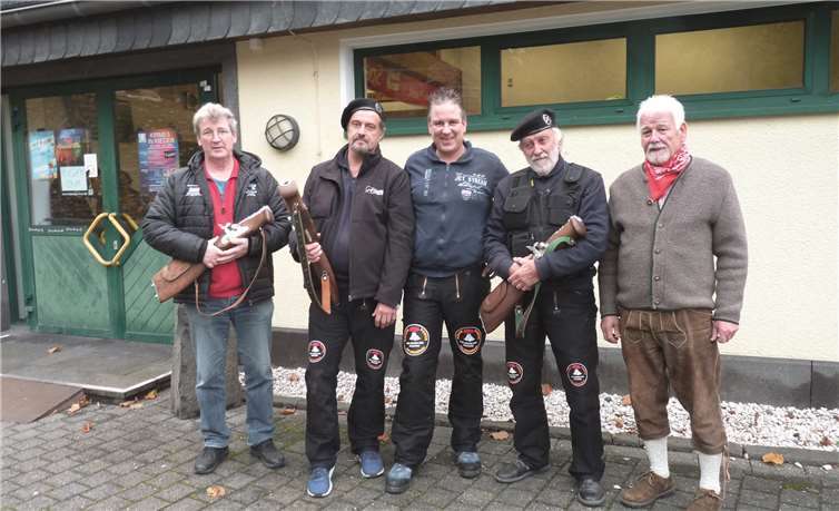 Die Böllerfreunde Weibern verkündeten die Eröffnung der Kirmes: Gerhard Hermann (v.li.), Ulrich Dohms, Georg Schmitt, Alfred Meid und Manfred Nix.