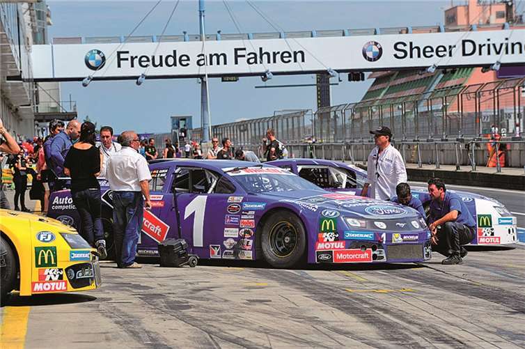 Die Boliden der europäischen Nascar-Serie rundeten das unterhaltsame Motorsportprogramm ab.