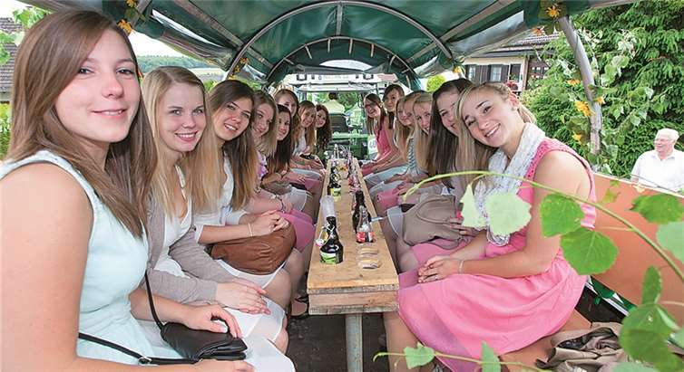 Die Bonefelder Maimädchen ließen sich im Wagen durch das Dorf fahren.WT