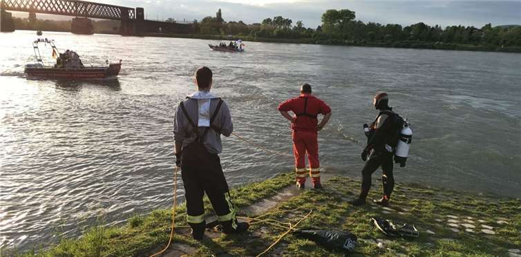 Die Boote bei der Personensuchfahrt. Im Vordergrund die Kollegen der DLRG Andernach mit einem Einsatztaucher. DLRG