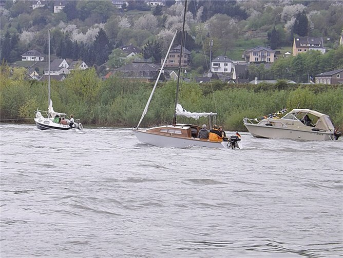 Die Boote des Yacht-Clubs nehmen die Segler in Schlepp. Privat