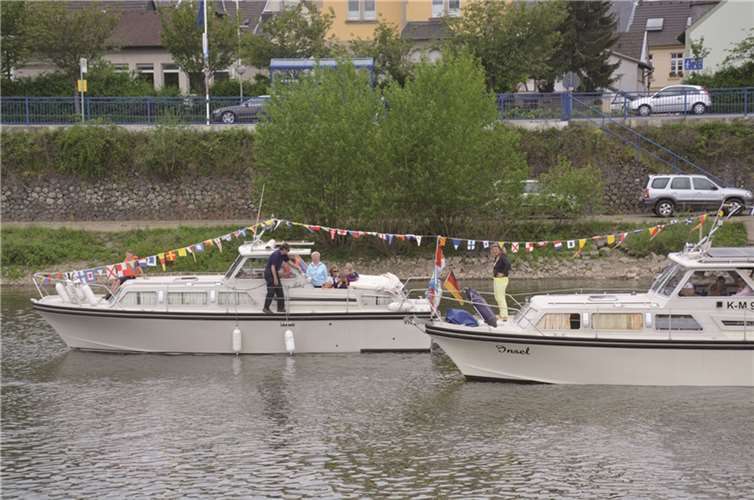 Die Boote sammeln sich im Hafen zur gemeinsamen Geschwader fahrt.  Privat