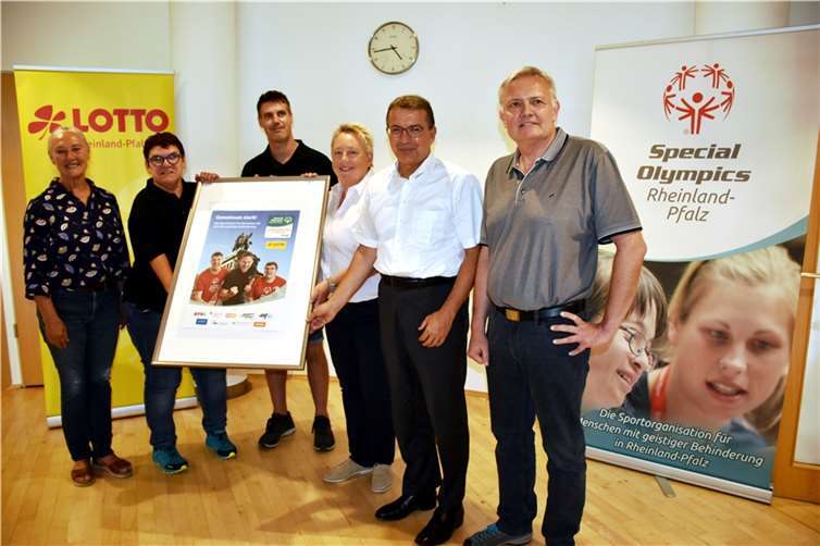 Die Botschafter der Landesspiele präsentieren mit Bürgermeisterin Ulrike Mohrs das Bild des Events. Fotos: HEP