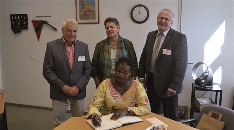 Die Botschafterin beim Eintrag ins Gästebuch der Stiftung mit (von links) Rudolf Barth, stellvertretender Vorsitzender der Stiftung, Gudula Meisterjahn-Knebel, Schulleiterin des Gymnasiums Hagerhof, und Rudolf Rupperath, Geschäftsführer der Stiftung.privat