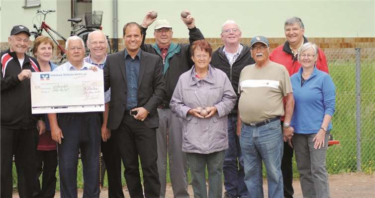 Die Bouler der SPD-AG 60+ in St. Sebastian freuen sich über die Spende.privat