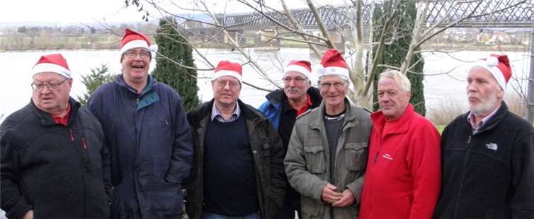 Die Boulespieler nutzen die Pausen zum Erfahrungsaustausch. privat
