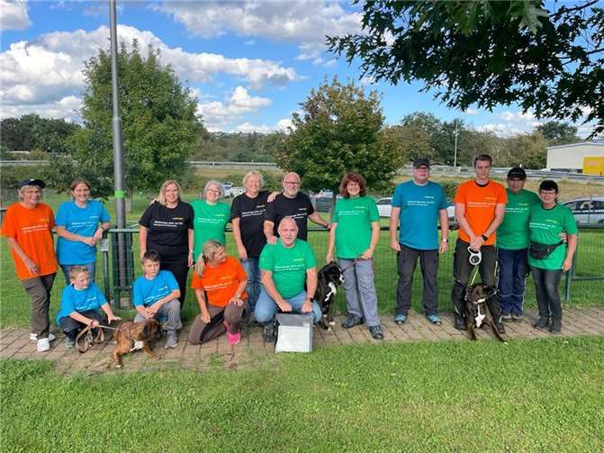 Die Boxergruppe Koblenz des Boxerclub München freut sich über die neue Flutlichtanlage. Quelle: Boxergruppe Koblenz des Boxerclub München