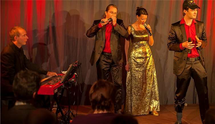 Die „Boygroup mit einer Dame“ verzauberte die Besucher im Alten Bahnhof Puderbach.WT