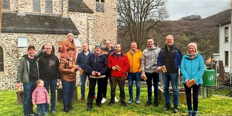 Die "Bräpe Raspelfreunde" erhalten an den Kartagen vor Ostern das Brauchtum des "Raspelns" (als Ersatz für Glockengeläut) in Waldbreitbach.Foto: Angela Schmitz