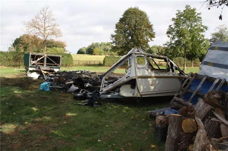 Die Branstelle mit den Überresten der ausgebrannten Wohnanhänger. Foto: Polizei