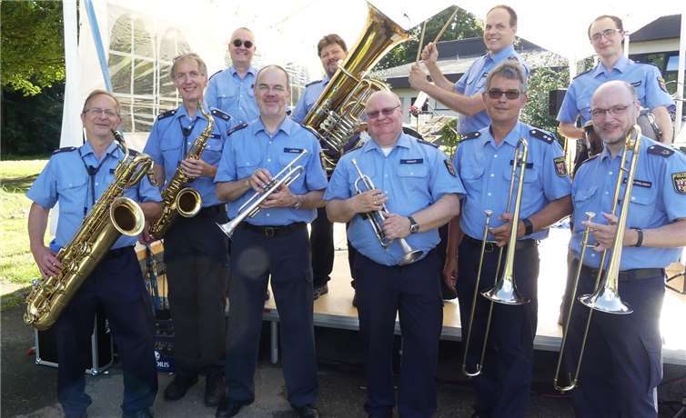Die Brass-Band „Blue Men Group“ vom Landespolizeiorchester Rheinland-Pfalz gab in Kaifenheim ein Benefizkonzert. Fotos: TE