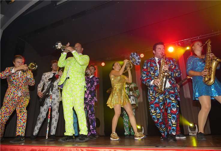 Die Brass- und Performanceband „Druckluft“ begeisterte mit einer schwungvollen Musikshow.Fotos: TE