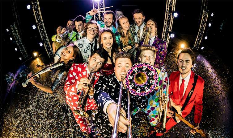 Bei der Party zur Goldenen Hochzeit geht die (Schlager-)Post ab Die Brassband Druckluft begeistert mit einem wilden Crossover der Stile.