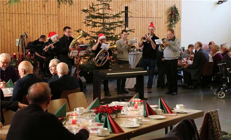 Die Brassband „Fidele Lähmdeuwele“ besuchte auch die Waldorfer Senioren.WK
