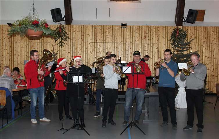 Die Brassband „Fidele Lähmdeuwele“ unterhielt die Senioren in Waldorf mit weihnachtlichen Weisen. Fotos: WER