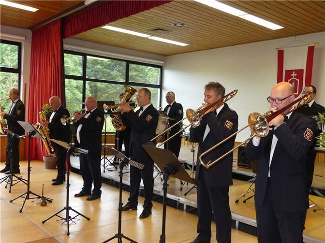 Die Brassband „Men in Blue“ des Landespolizeiorchesters Rheinland-Pfalz gab in Kaifenheim ein tolles Konzert. Fotos: TE