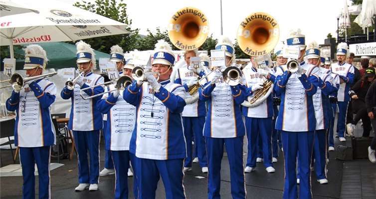 Die Brassband „Rheingold“ aus Mainz zieht durch die Straßen.FA