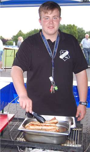 Die Bratwurst vom Holzkohlengrill durfte natürlich nicht fehlen.