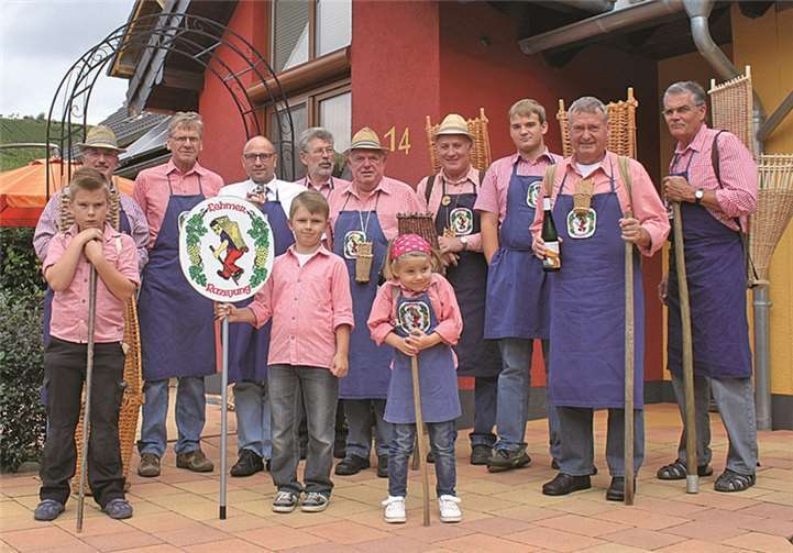 Die Brauchtumsgruppe „Lehmer Razejungen“ ist regelmäßig in Winningen zu Gast.privat