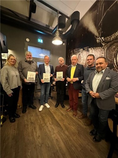 Die Brauereigeschichte ist ein Bestandteil des Mendiger Anteils am Antrag zur Anerkennung des Mühlsteinreviers RheinEifel als UNESCO-Welterbe. Das Buch „Aus einen kühlen Kellers Schacht“ von Rolf Breil (Mitte) ist sozusagen eine Klammer zur Arbeitsgemeinschaft Mühlsteinrevier RheinEifel, deren Vertreter zur Buchvorstellung durch Gernot Mittler (3. v. r.) gekommen waren (von links): Corinna Behrendt, Ortsbürgermeisterin Kottenheim, Achim Grün, Stadtbürgermeister Mendig, Jörg Lempertz, Bürgermeister VG Mendig, Alexander Weber, Ortsbürgermeister Ettringen, und Alfred Schomisch, Bürgermeister VG Vordereifel. Foto: Stefan Pauly/VG-Verwaltung Mendig