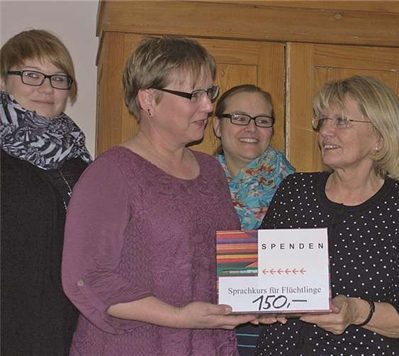 Die Breisiger Grünen hatten auf dem Nikolausmarkt einen Stand, an dem Fair gehandelte Produkte verkauft wurden. Die Erlöse wurden jetzt gespendet. privat