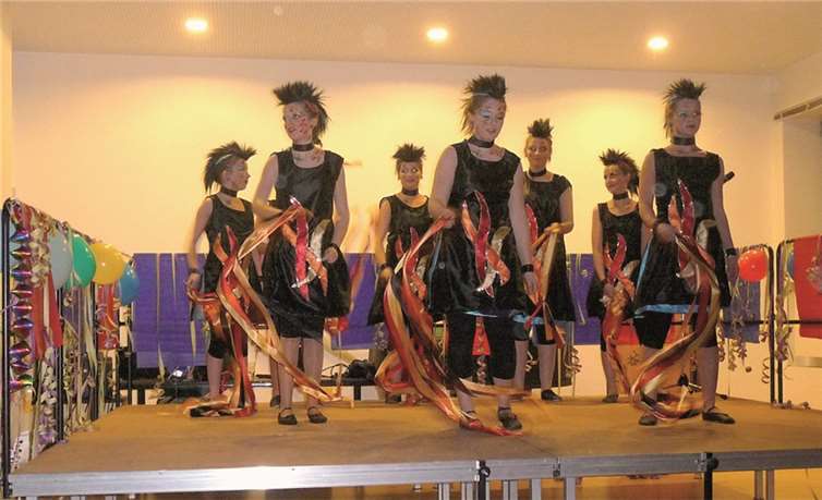 Die Breisiger Tanzhühner begeisterten ihr Sinziger Publikum, diesmal mit „Feuer und Eis.“privat