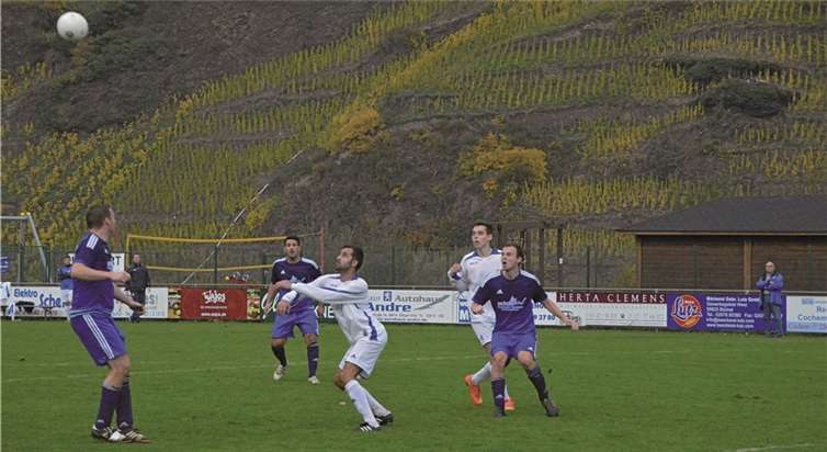 Die Bremmer Spieler (v.l.n.r, in blauen Trikots) Christopher Butzen, Sascha Schmitz und Matthias Bremm wehrten sich gegen den Tabellenführer verbissen gegen eine Niederlage. (LS).