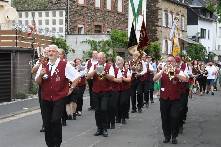 Die Bremmer Stadtmusikanten führten den Weinfestumzug durch den Winzerort traditionell an. Es folgten Vereine und Ehrengäste.