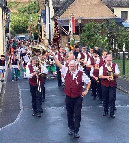 Traditionelles Weinfest am „Bremmer Calmont“ Die Bremmer Stadtmusikanten führten traditionell den Festumzug durch den Winzerort an.