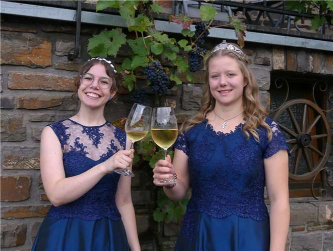 Die Bremmer Weinmajestäten mit Königin Marie I. (re.) und Prinzessin Leonie hießen die Gäste zum Weinfest am Fuße des Calmont willkommen.  Foto: TE