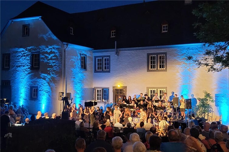 Die Brentwood School-Big Band begeisterte zusammen mit ihrem Kammerchor im Florinshof mit energiegeladenen Rhythmen, harmonischen Arrangements und mitreißender Spielfreude. 