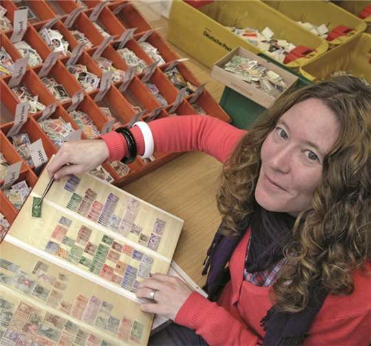 Die Briefamarkenstelle Bethel bekam wieder Nachschub.privat