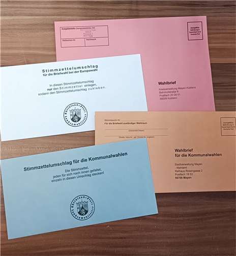 Die Briefumschläge bzw. Stimmzettelumschläge für die Kommunal- und Europawahl.  Foto: Jana Kohnz/ Stadt Mayen