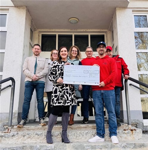 Die Brohler Böller übergaben dem Förderverein eine Spende von 500 Euro.  Foto: privat