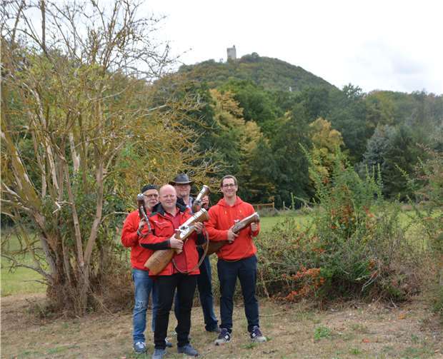 Die Brohler Böllerbuben böllern in der Traditiondes rheinischen Brauchtums.Fotos: BE