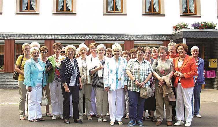 Die Brohler Frauengemeinschaft vor der Heidsmühle.Privat