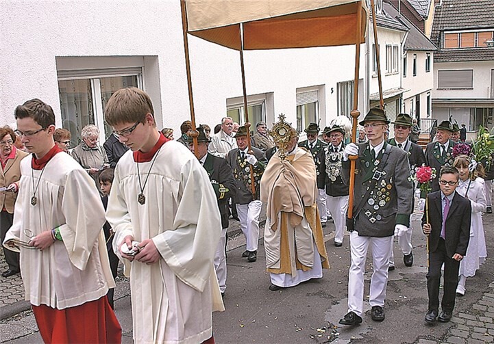 Die Brohler St. Matthias Schützen ermitteln an Fronleichnam traditionsgemäß ihren Schützenkönig. Zuvor begleiten sie die Fronleichnamsprozession.Archiv